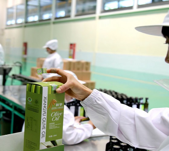 公司國(guó)通“訂單農(nóng)業(yè)”模式，獨(dú)創(chuàng)8小時(shí)限時(shí)鮮榨，從手工采摘、按質(zhì)收購(gòu)、便捷運(yùn)輸、純物理冷榨、充氮低恒溫儲(chǔ)存、灌裝等全程管理，并通過(guò)嚴(yán)格的品質(zhì)控..