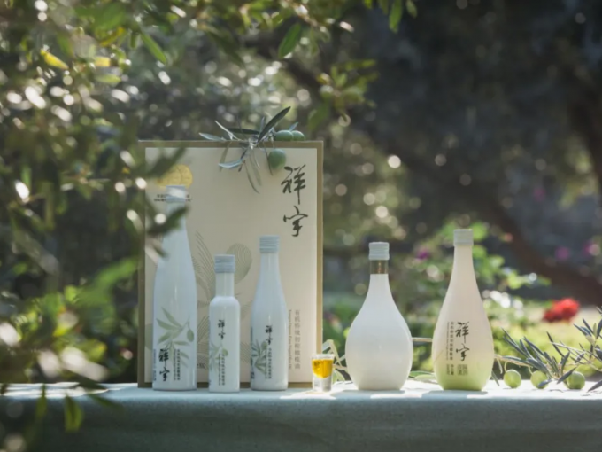 從甘肅隴南的青山幽谷，到一線(xiàn)城市的高端賣(mài)場(chǎng)；從一顆油橄欖在晨露中初綻的青澀，到一..